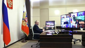 Vladimir Putin při telekonferenci v pracovně v rezidenci Novo-Ogarjovo (14. 3. 2024).