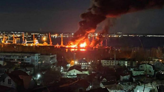 Ukrajinský útok na výsadkovou loď Novočerkassk kotvící v Krymu (26.12.2023)