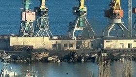 Ukrajinský útok na výsadkovou loď Novočerkassk kotvící v Krymu (26.12.2023) 