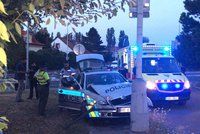 Nehoda v Novodvorské: Policisté to napasovali do lampy, nabouraný osobák skončil ve křoví