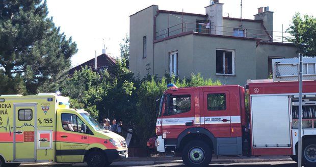 Tragédie v Praze 4: Při požáru rodinného domu zemřela žena (†87)