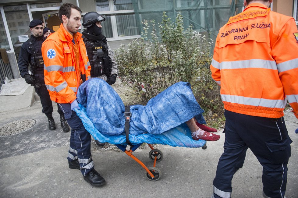 Policisté odvážejí muže, který hrozil zabitím dcery. (2014)