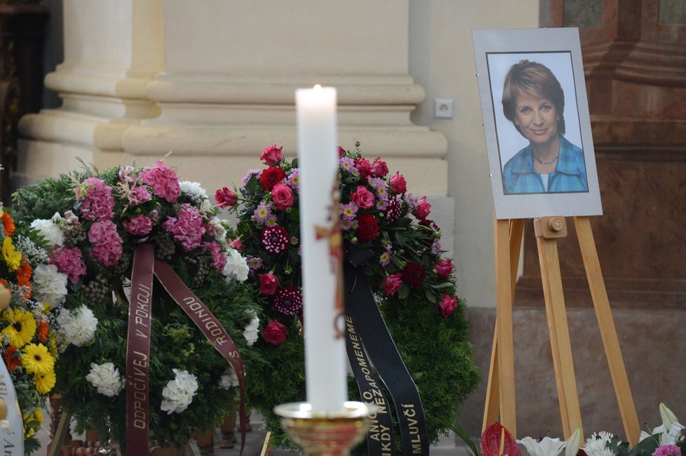 Pohřeb Anny Veverkové, mluvčí někdejšího předsedy vlády Vladimíra Špidly. (2013)
