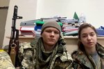 Novomanželé Jarina Arievová a Svjatoslav Fursin tráví líbánky na válečné frontě s puškami v ruce ve snaze ubránit svou vlast proti ruské agresi