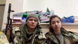 „Všichni tady věří ve vítězství.“ Ukrajinští novomanželé tráví líbánky doma na frontě