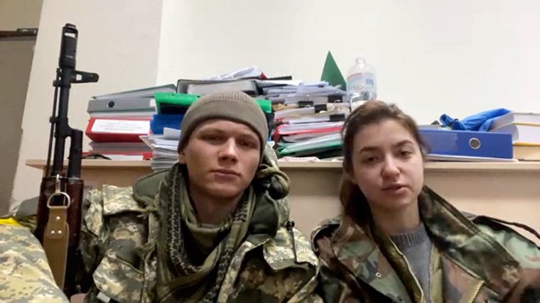 Novomanželé Jarina Arievová a Svjatoslav Fursin tráví líbánky na válečné frontě s puškami v ruce ve snaze ubránit svou vlast proti ruské agresi