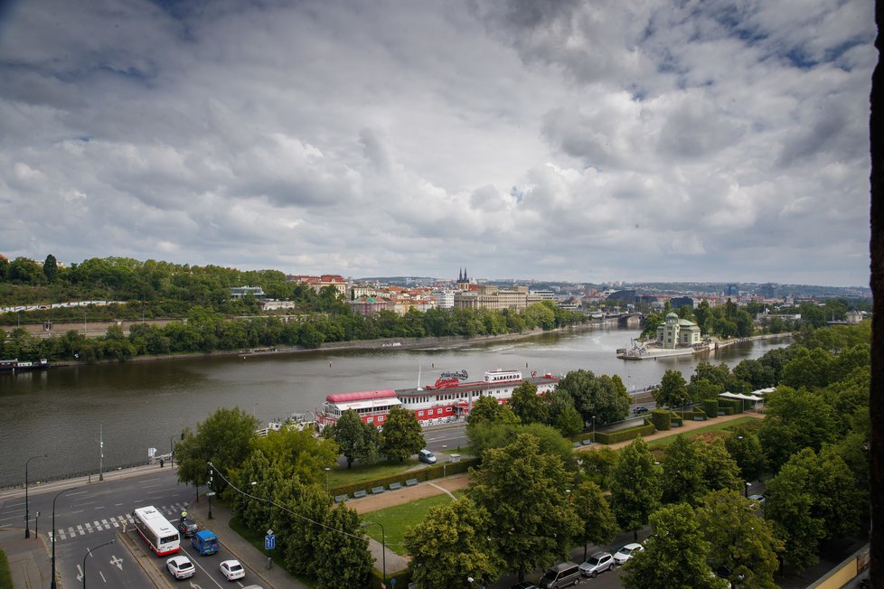 Z vršku věže je neokoukatelný výhled na Prahu.