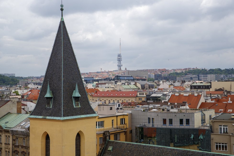 Z vršku věže je neokoukatelný výhled na Prahu.