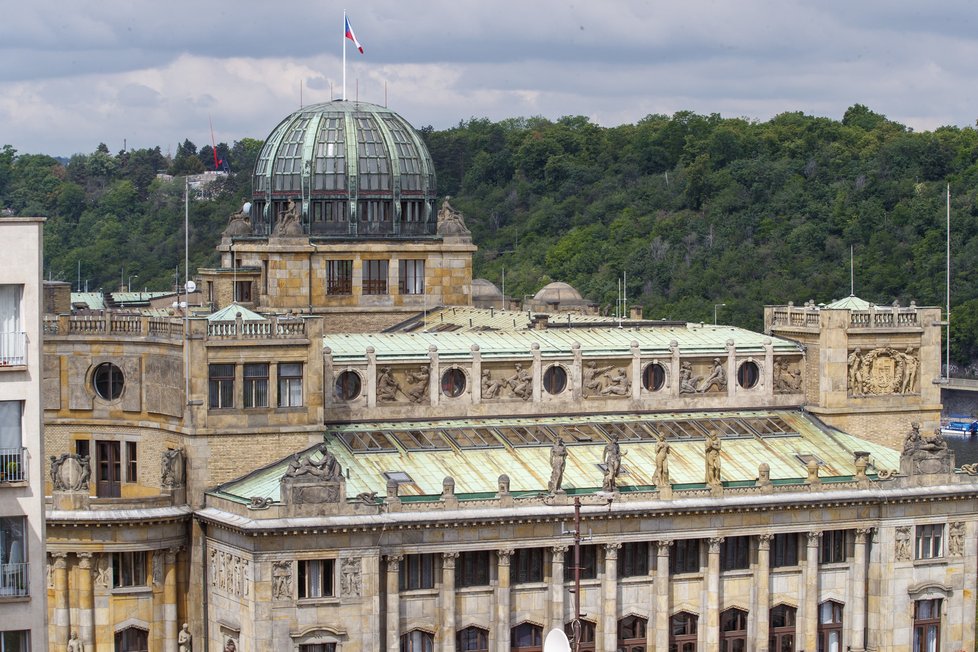 Z vršku věže je neokoukatelný výhled na Prahu.  Třeba na Ministerstvo průmyslu a obchodu.