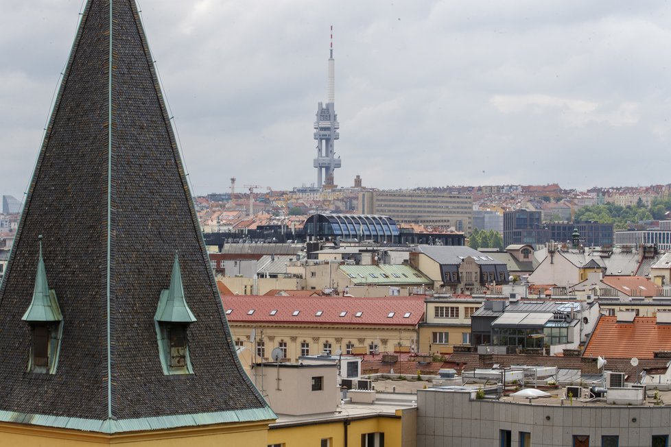 Z lusthausu lze dohlédnout až na Žižkov.