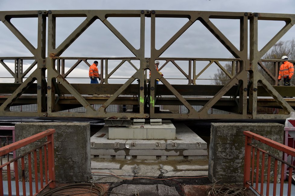 Na současný poškozený most firma nasunula ocelovou příhradovou konstrukci jako provizorní most. Uzavírka tu potrvá do čtvrtka 29. listopadu.