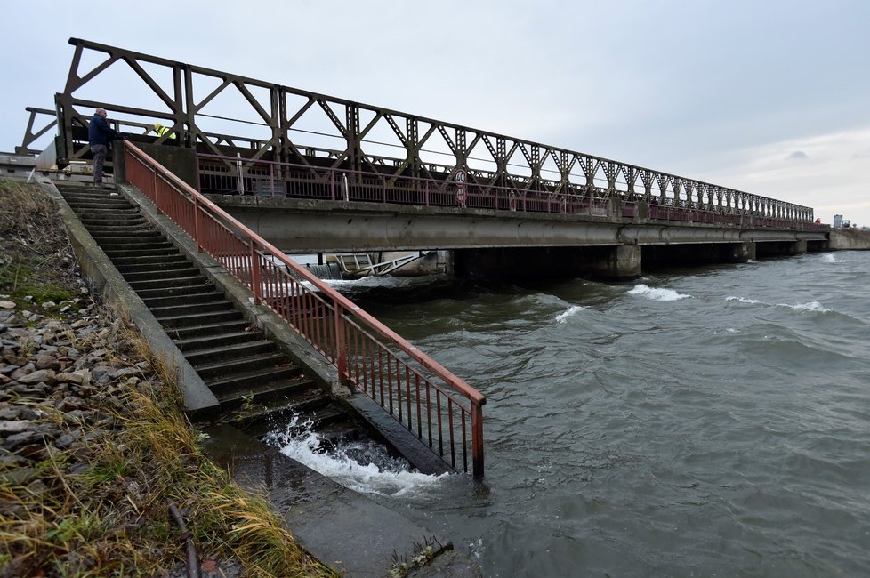 Na současný poškozený most firma nasunula ocelovou příhradovou konstrukci jako provizorní most. Uzavírka tu potrvá do čtvrtka 29. listopadu.