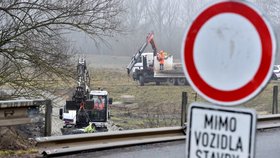 Silničáři začali připravovat montáž provizorního mostu přes Dyji u Drnholce na Břeclavsku. Po silnici směrem na Novosedly a dále na Mikulov totiž bude od března jezdit odkloněná doprava ze silnice I/52 kvůli stavbě nové mostu přes Novomlýnské nádrže.