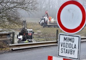 Silničáři začali připravovat montáž provizorního mostu přes Dyji u Drnholce na Břeclavsku. Po silnici směrem na Novosedly a dále na Mikulov totiž bude od března jezdit odkloněná doprava ze silnice I/52 kvůli stavbě nové mostu přes Novomlýnské nádrže.