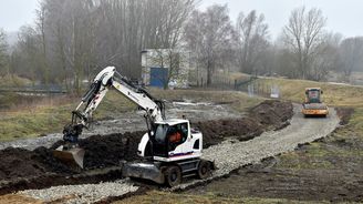 Největší autojeřáb odstraňuje nosníky mostu pod Pálavou 