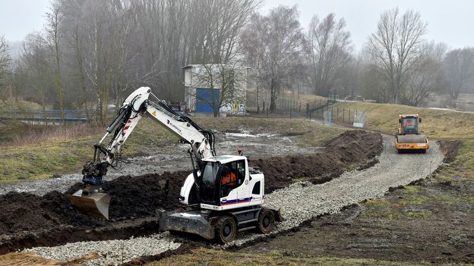 Silničáři začali připravovat montáž provizorního mostu přes Dyji u Drnholce na Břeclavsku. Po silnici směrem na Novosedly a dále na Mikulov totiž bude od března jezdit odkloněná doprava ze silnice I/52 kvůli stavbě nové mostu přes Novomlýnské nádrže.