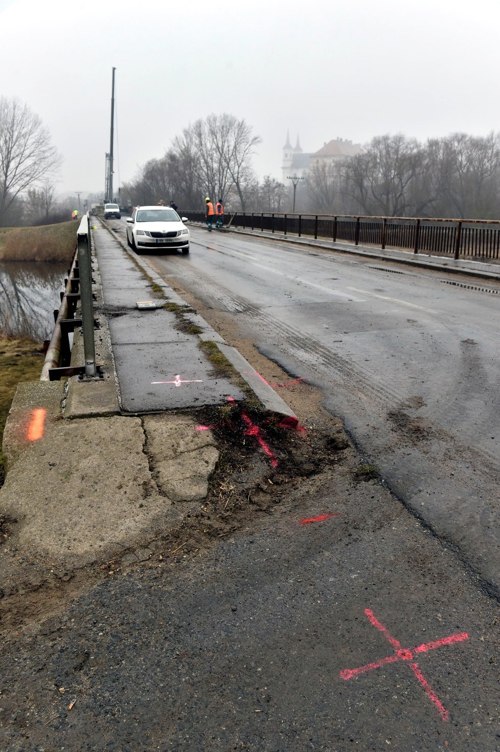 Silničáři začali připravovat montáž provizorního mostu přes Dyji u Drnholce na Břeclavsku. Po silnici směrem na Novosedly a dále na Mikulov totiž bude od března jezdit odkloněná doprava ze silnice I/52 kvůli stavbě nové mostu přes Novomlýnské nádrže.