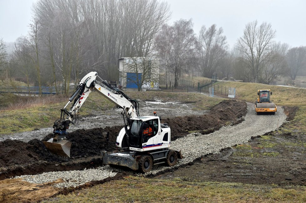 Silničáři začali připravovat montáž provizorního mostu přes Dyji u Drnholce na Břeclavsku. Po silnici směrem na Novosedly a dále na Mikulov totiž bude od března jezdit odkloněná doprava ze silnice I/52 kvůli stavbě nové mostu přes Novomlýnské nádrže.