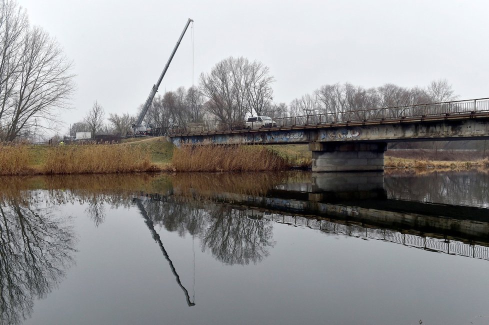 Silničáři začali připravovat montáž provizorního mostu přes Dyji u Drnholce na Břeclavsku. Po silnici směrem na Novosedly a dále na Mikulov totiž bude od března jezdit odkloněná doprava ze silnice I/52 kvůli stavbě nové mostu přes Novomlýnské nádrže.