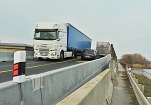 Provizorní most přes Novomlýnské nádrže potřebuje častou údržbu.