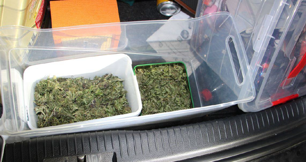 V Novopacké ulici v Praze zadrželi policisté muže, který u sebe převážel marihuanu, pervitin, a kilogramy tablet potřebných pro výrobu drog.