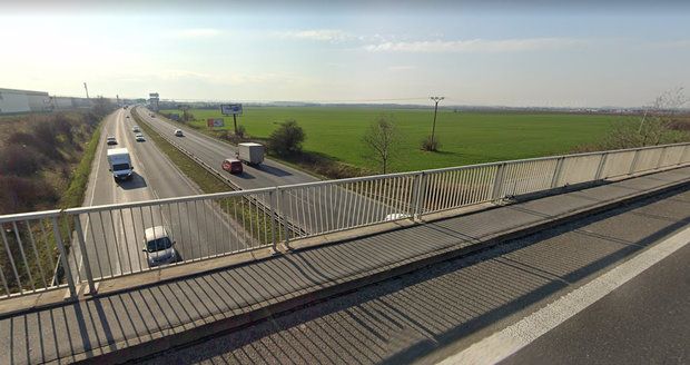Most přes dálnici D10 v Horních Počernicích.