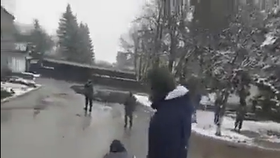 Ve městě Novopskov ruští vojáci prý stříleli na civilisty přímo na ulici.