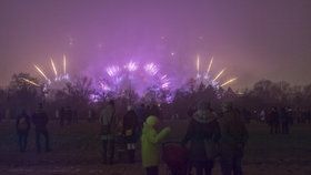 Novoroční ohňostroj netrpělivě vyhlíželi Pražané z různých koutů metropole, za mlhou nebyl moc vidět.