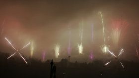 Lidé z novoročního ohňostroje nebyli příliš nadšení, dobré viditelnosti bránila mlha.