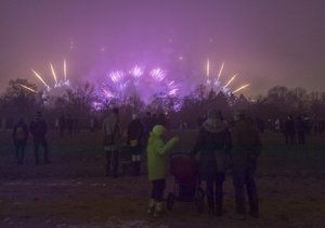 Novoroční ohňostroj netrpělivě vyhlíželi Pražané z různých koutů metropole, za mlhou nebyl moc vidět.