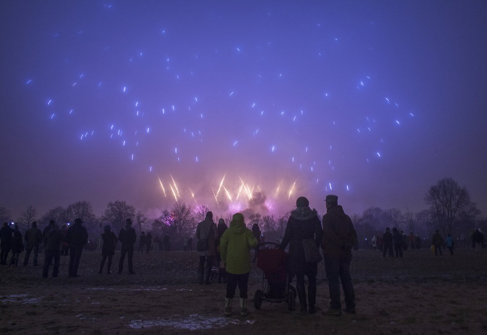 Novoroční ohňostroj netrpělivě vyhlíželi Pražané z různých koutů metropole, za mlhou nebyl moc vidět.