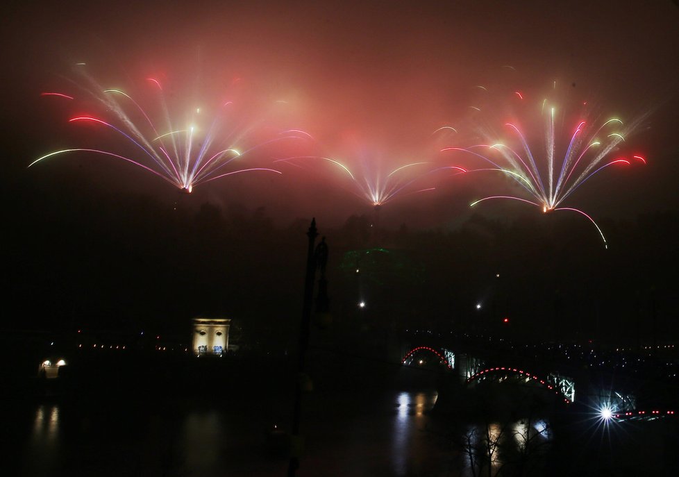 Lidé z novoročního ohňostroje nebyli příliš nadšení, dobré viditelnosti bránila mlha.