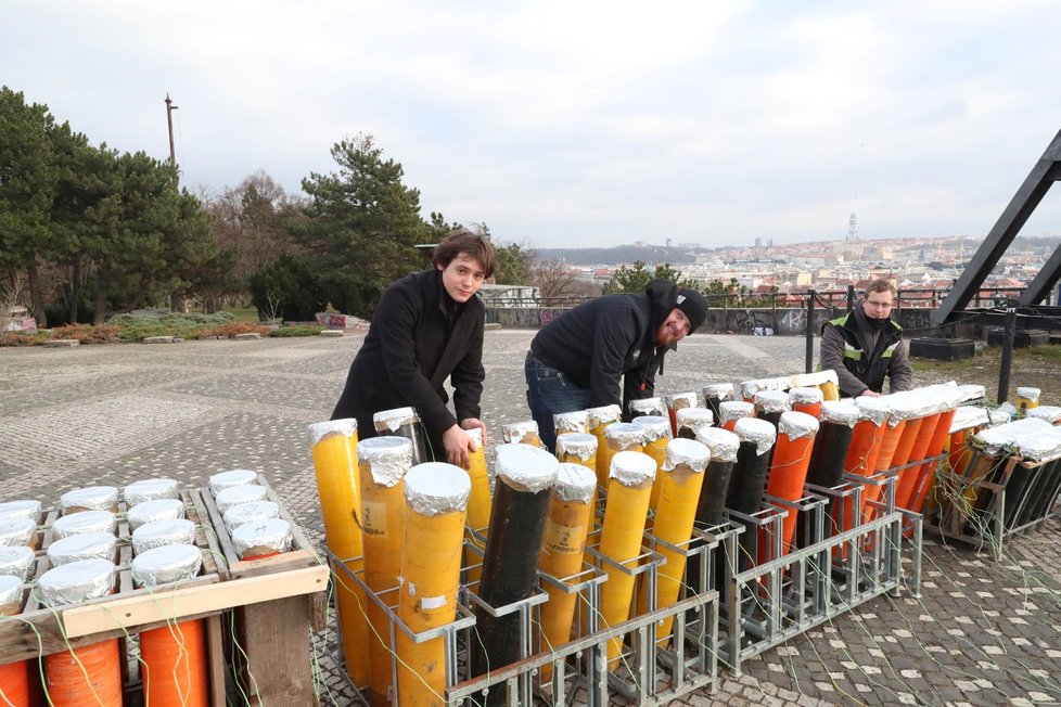Takto probíhaly přípravy na novoroční ohňostroj 1. ledna 2019 v Praze.