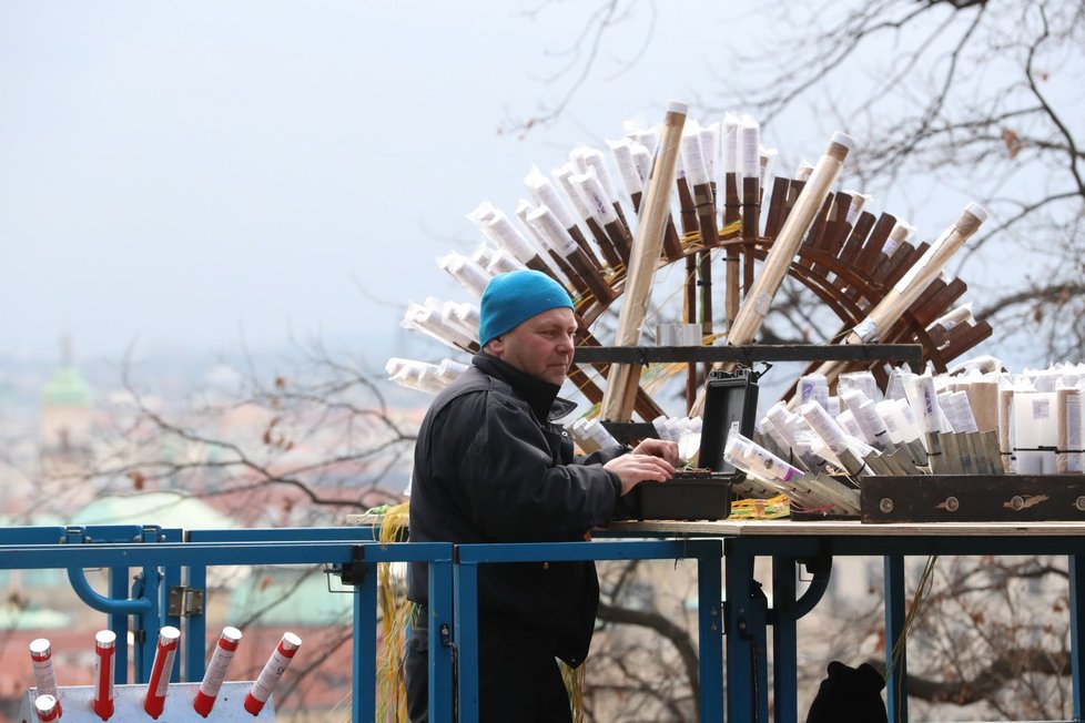 Takto probíhaly přípravy na novoroční ohňostroj 1. ledna 2019 v Praze.