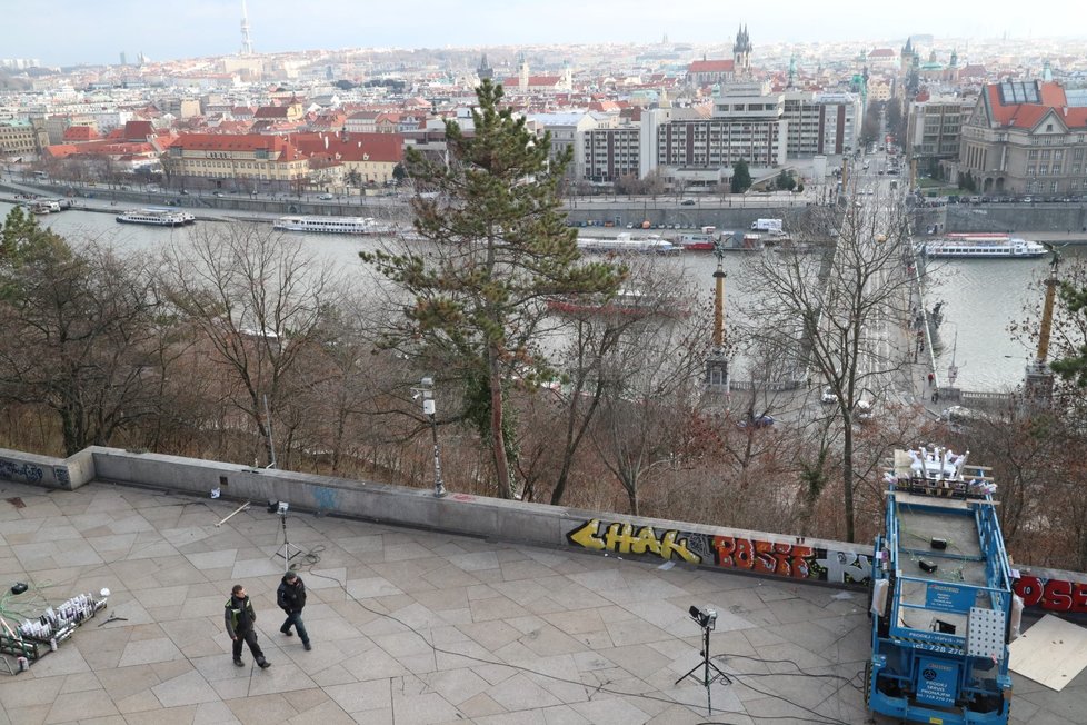 Takto probíhaly přípravy na novoroční ohňostroj 1. ledna 2019 v Praze.