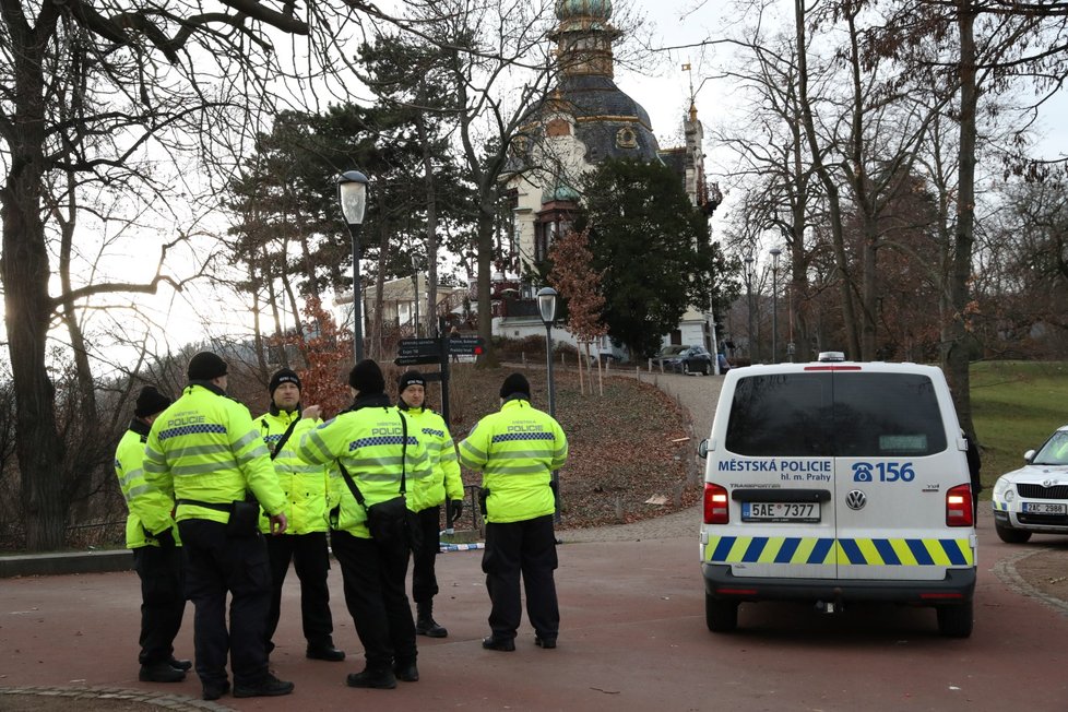 Takto probíhaly přípravy na novoroční ohňostroj 1. ledna 2019 v Praze.