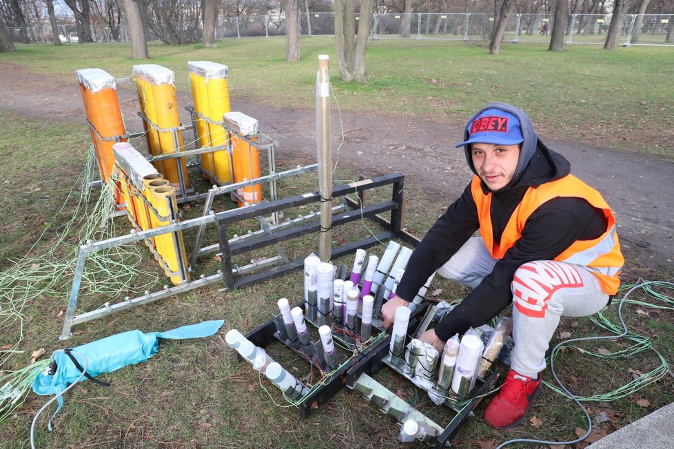 Takto probíhaly přípravy na novoroční ohňostroj 1. ledna 2019 v Praze.