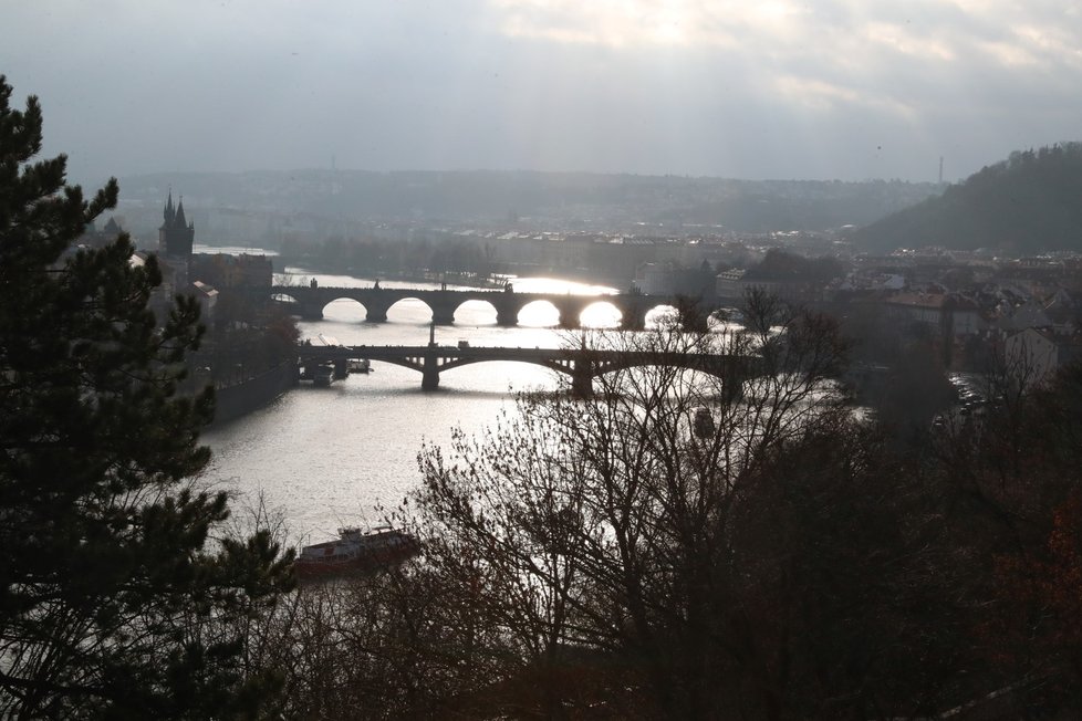 Takto probíhaly přípravy na novoroční ohňostroj 1. ledna 2019 v Praze.