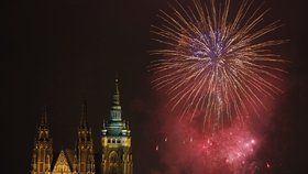 Tradiční ohňostroj stál 1,2 milionu: Novoroční nádhera rozzářila Prahu!