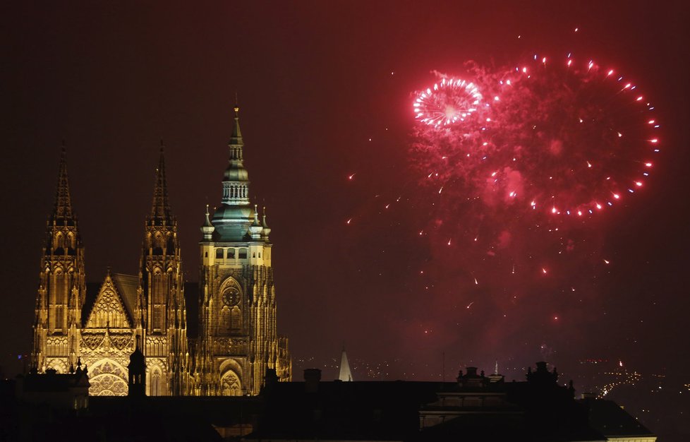 Tradiční novoroční ohňostroj sledovaly v Praze tisíce lidí.