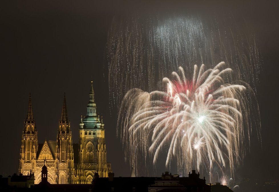 Prahu ozářil 1. ledna v podvečer tradiční novoroční ohňostroj.