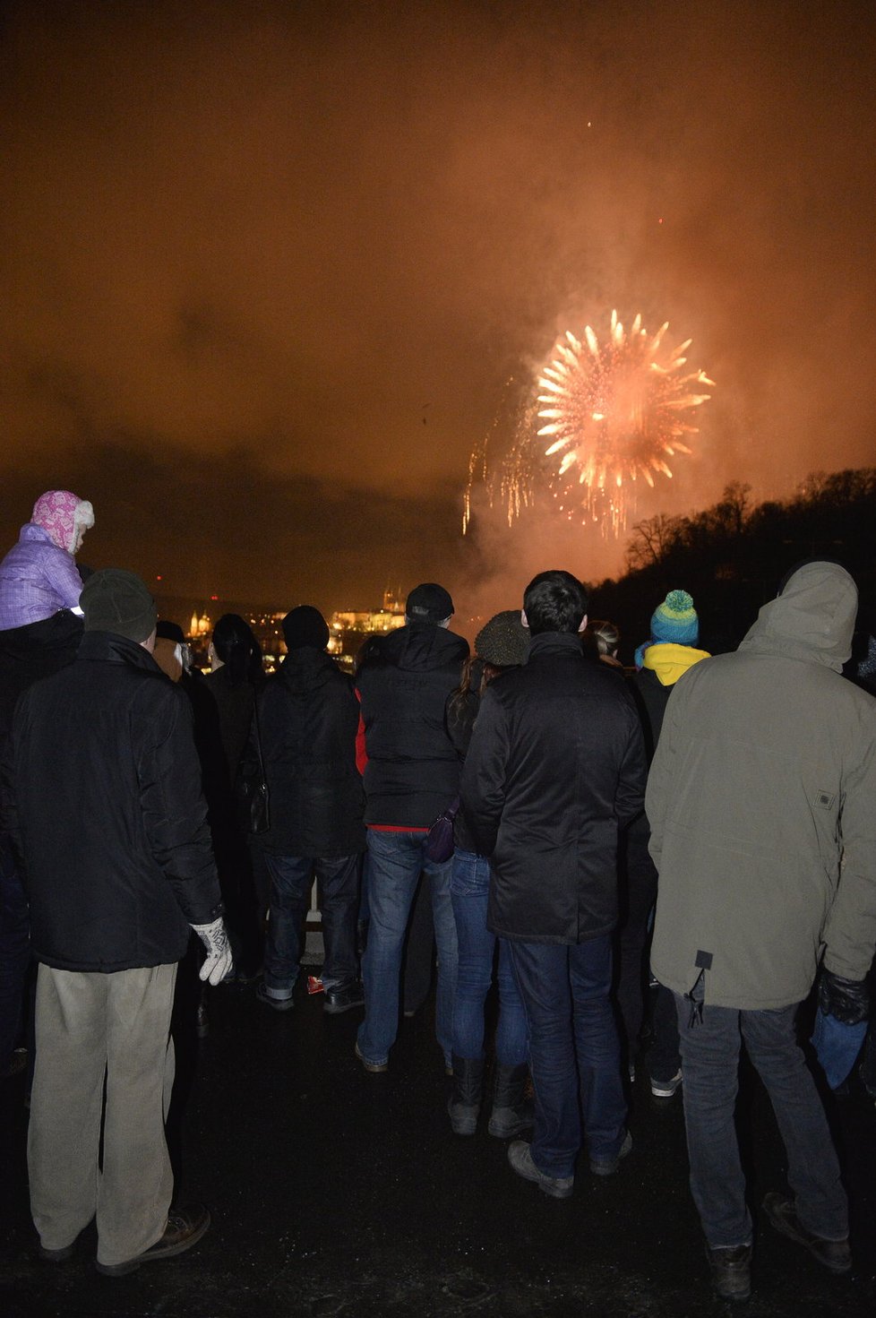 Lidé sledovali novoroční ohňostroj z celé Prahy.