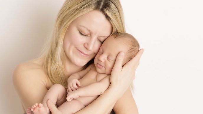 Přechodní pěstouni, vedení ve zvláštní evidenci, skutečně pobírají odměnu i ve chvíli, kdy o žádné dítě fakticky nepečují.