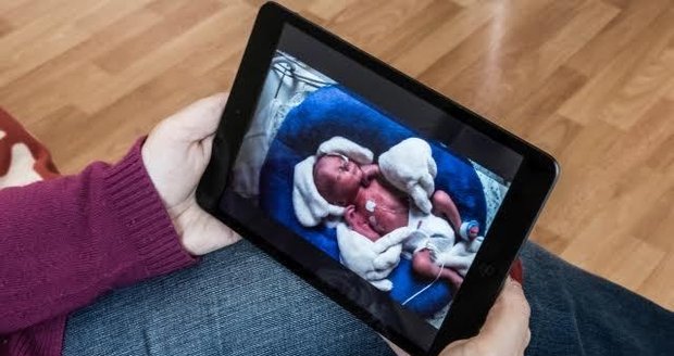 První novorozenecká „televize“ v Česku. Rodiče vidí inkubátor na tabletu