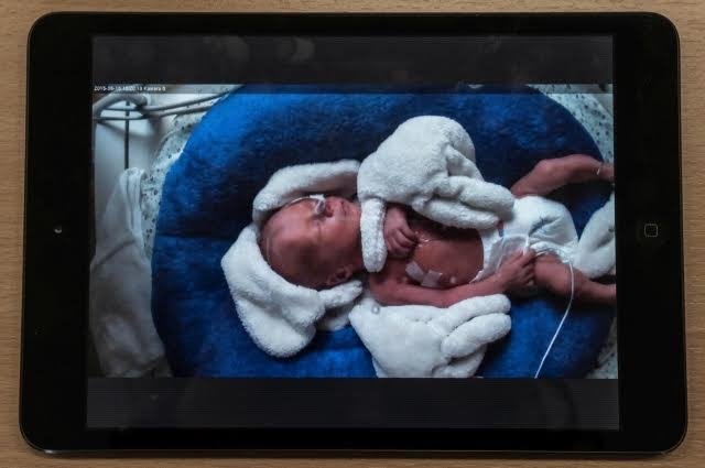 Maminky mohou své děti sledovat v „novorozenecké televizi“ v počítači, tabletu nebo mobilu.