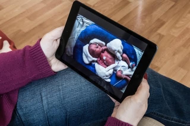 Maminky mohou své děti sledovat v „novorozenecké televizi“ na počítači, tabletu nebo mobilu