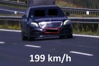 Cizinec se řítil na D7 199km/h: Vezl dvě malé děti