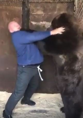 Maxim Novoselov se v kleci pral s živým medvědem