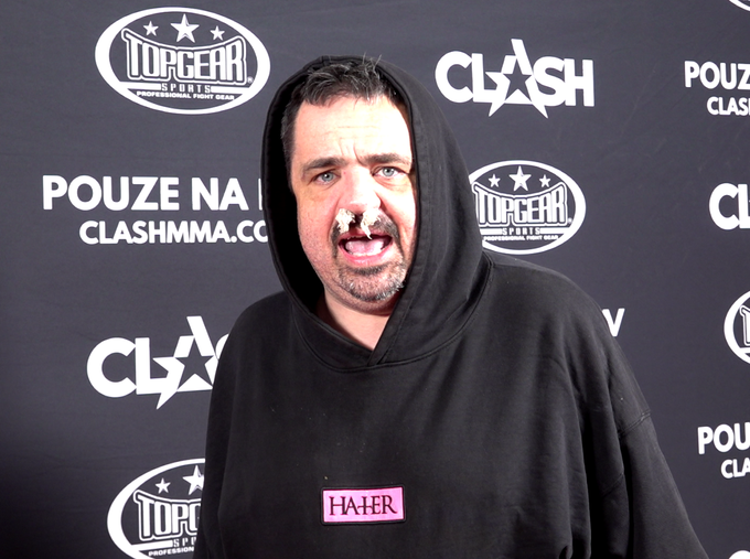 Zápas exstarosty Novotného v Clashi musel rozhodčí ukončit: Rány do hlavy a zlomenina! Zápas exstarosty Novotného v Clashi musel rozhodčí ukončit: Rány do hlavy a zlomenina!