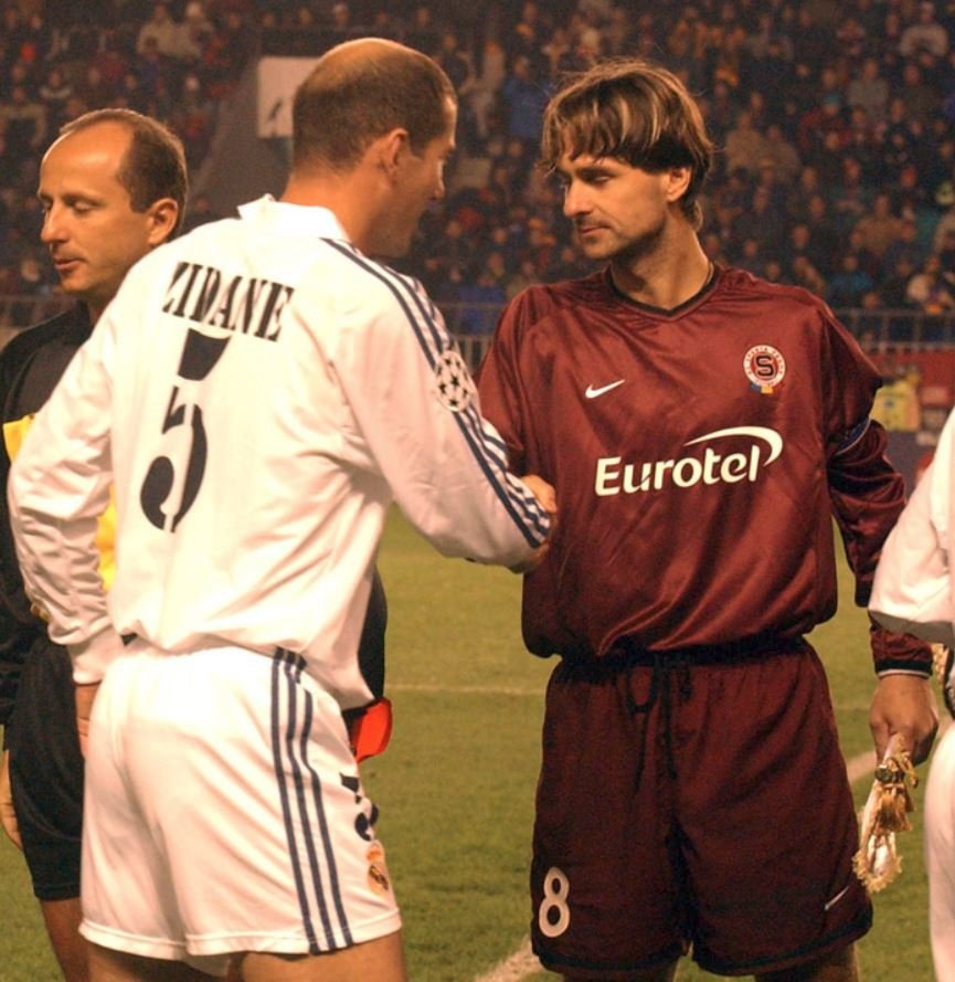 2002. Jiří Novotný se zdraví s hvězdným Zinedinem Zidanem z Realu Madrid